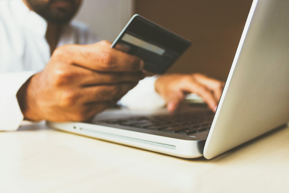 Best Cashback Credit Cards for Tech Freelancers and Remote Workers in 2026: Maximize SaaS & Travel Rewards