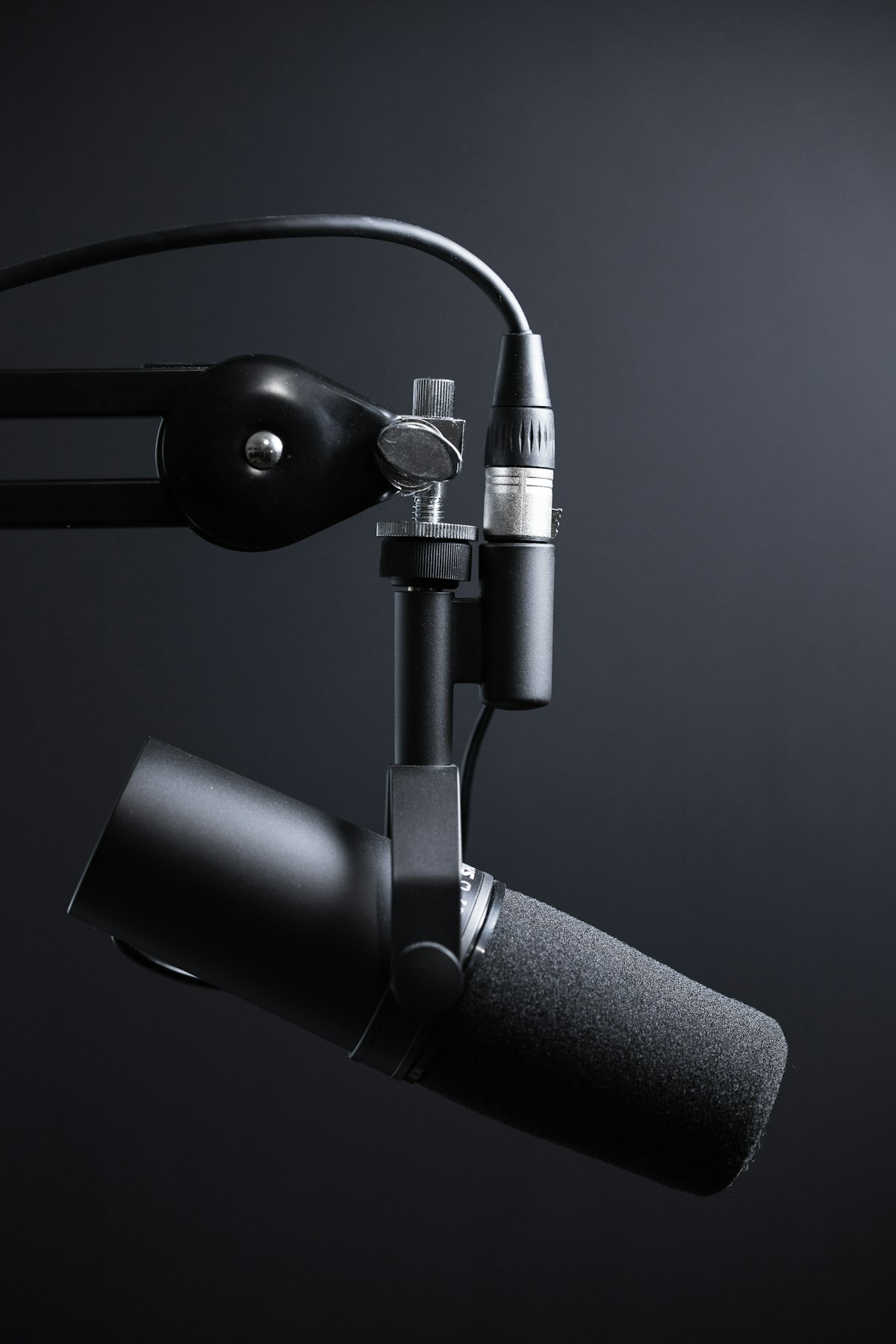 Top 8 AI Audio and Voice Cloning Tools: ElevenLabs, Descript, and Top Alternatives Compared